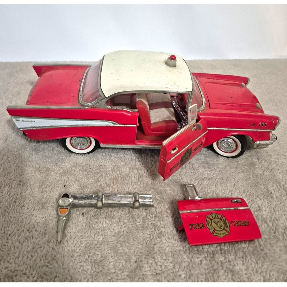 1957 Chevrolet Bel Air Fire Chief 1:18 Diecast Car Red/White PARTS DAMAGED